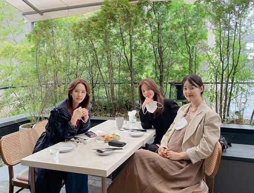 Actor Si-a Jin enjoyed his best friends Oh Hyun-kyung, Han Ji-hye and Date.Si-a Jin said on the 1st Instagram, It was a moment, but it was a time of gratitude and happiness.Hyun Kyung and her sister, wisdom and a pack. Si-a Jeong, Oh Hyun-kyung and Han Ji-hye in the public photos sat around the table and smiled brightly; the unwavering friendship of the three warms the heart.Meanwhile, Si-a Jing is appearing on the comprehensive channel channel A Family Golden Class these days.