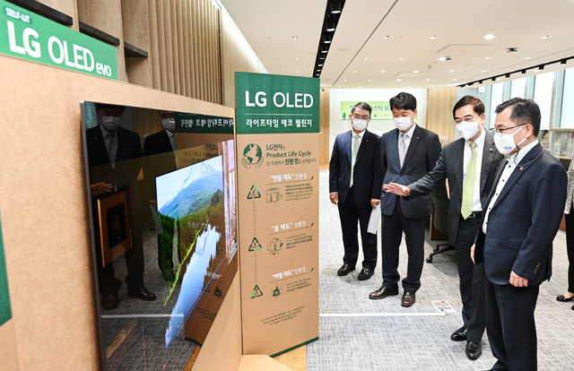 [서울=뉴시스] 1일 강서구 LG사이언스파크에서 열린 탈플라스틱 실천 협약식에서 LG전자 박형세 HE사업본부장(왼쪽)이 홍정기 환경부 차관(오른쪽)에게 플라스틱 사용의 원천 감축이 가능한 LG 올레드 TV를 설명하고 있다. (사진=LG전자 제공) *재판매 및 DB 금지