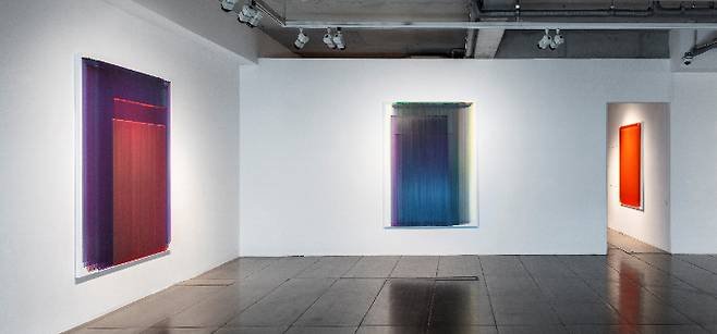 장승택의 '겹 회화' 전시 전경 사진, 예화랑 제공