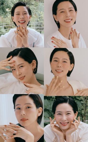 Broadcaster Kim Na-young reveals the routine of beautiful Working MomKim Na-young posted photos on his personal SNS on the morning of the 1st with a greeting Thank you.The photo shows Kim Na-youngs gel nail sticker brand and a picture of the photo. Kim Na-young in the photo reveals nails decorated with various colors and patterns.Kim Na-young is usually loved as a fashionista by digesting casual style comfortable clothes and colorful style of luxury brand.Especially, while raising two sons, it is the object of envy because it does not lose its sight.He is using this interest to communicate with fans through his personal YouTube channel and Instagram.Here, a new look of Working Mom Kim Na-young, which is beautiful to the end of his hand, attracts fans attention.Kim Na-young SNS.