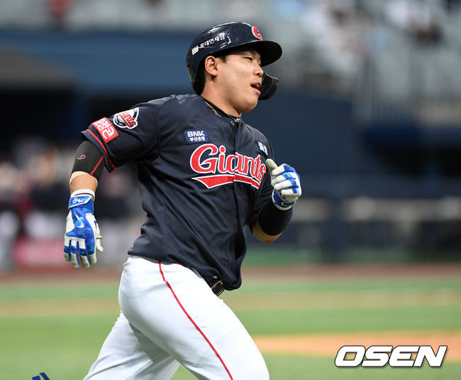 [OSEN=고척, 이대선 기자] 22일 오후 서울 고척스카이돔에서 ’2021 신한은행 SOL KBO 리그' 키움 히어로즈와 롯데 자이언츠의 경기가 열렸다.3회초 무사에서 롯데 지시완이 좌월 솔로 홈런을 치고 그라운드를 달리고 있다. 2021.06.01. /sunday@osen.co.kr