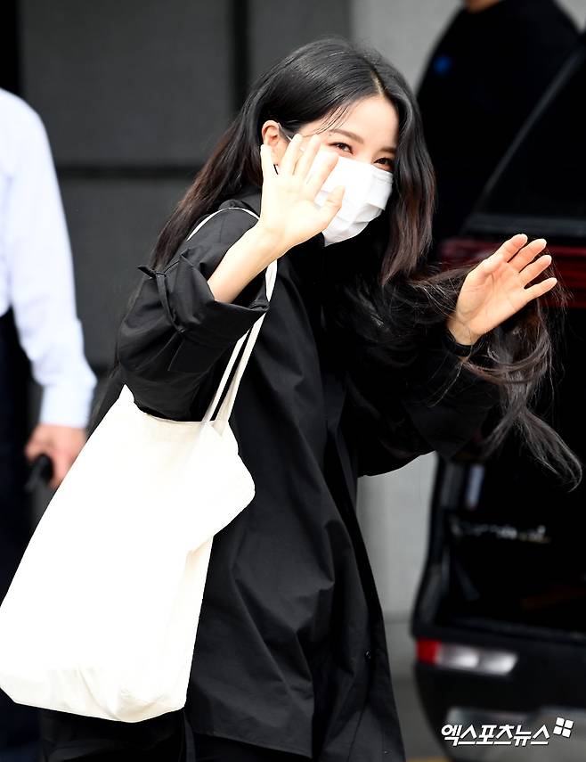 MAMAMOO Sola, who attended the KBS 2TV Yoo Hee-yeols Sketchbook recording at KBS annex in Yeouido-dong, Seoul on the afternoon of the afternoon, is posing on his way to work.Copyright c (xportsnews. com)