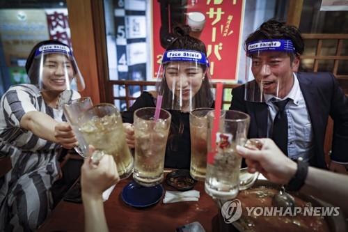 일본 오사카(大阪)의 한 주점에서 페이스 쉴드를 착용한 손님들이 술잔을 들고 있다. [EPA=연합뉴스 자료사진]