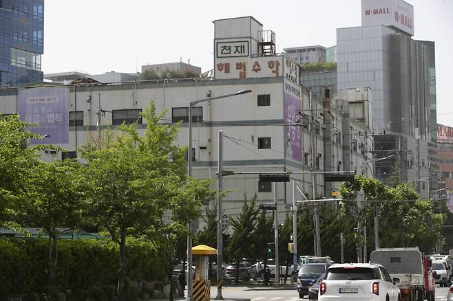 서울 금천구 가산동에 위치한 천재교육 본사 사옥. 2세 경영자 최정민 회장 소유의 지주회사 에이피컴퍼니를 비롯해 해법에듀 등의 계열사들도 이 건물에 본사를 두고 있다. /사진=이명근 기자 qwe123@