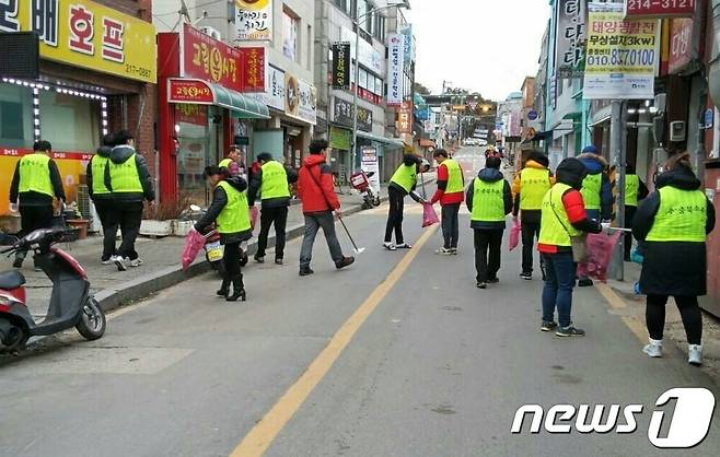 충북의 향토기업 충북소주 임직원들이 청주지역 상권을 돌며 클린캠페인을 쳘치고 있다.© 뉴스1