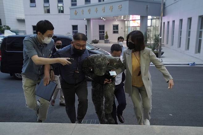 극단적 선택을 한 공군 여성 부사관을 성추행한 혐의를 받는 장 모 중사가 2일 구속영장실질심사를 받기 위해 국방부 보통군사법원으로 들어가고 있다. 국방부 제공.