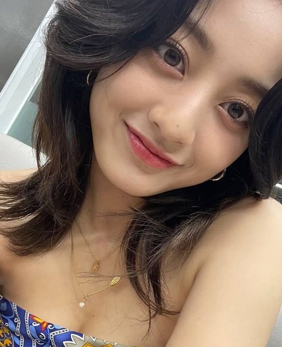 Group TWICE Jihyo has released Selfie for fans.Ji Hyo posted three photos on the official SNS of TWICE on the 2nd with cocktail emoticons.The photo shows a new album personal teaser photo behind-the-scenes cut. Ji Hyos doll-like features and fascinating beautiful looks in colorful pattern tube top costumes catch the eye.On the other hand, group TWICE, which Ji Hyo belongs to, will release its tenth mini album Taste of Love (Taste of Love) on the 9th.The title song Alcohol - Free (alcohol - free) is a new sense of TWICE Table New India Summer Song written, composed and arranged by JYP representative producer Park Jin-young and composer Lee Hae-sol participated in the arrangement.