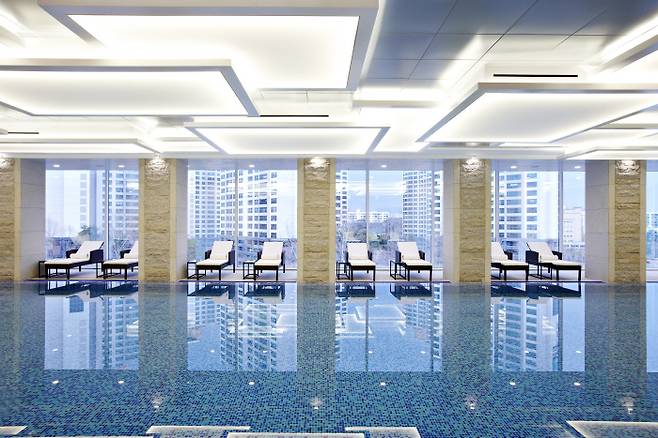 강남 쉐라톤팔래스 호텔 수영장 전경 [사진 제공 = 강남 쉐라톤팔래스 호텔]