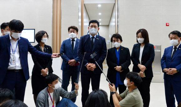 성추행 피해 여성 부사관 유가족 면담 마친 민주당 송영길 대표 - 더불어민주당 송영길 대표가 1일 경기도 성남시 국군의무사령부 장례식장 접견실에서 성추행 피해 신고 뒤 극단적인 선택을 한 공군 여성 부사관의 유가족을 면담한 뒤 기자들의 질문에 답하고 있다. 2021.6.1  더불어민주당 제공 연합뉴스