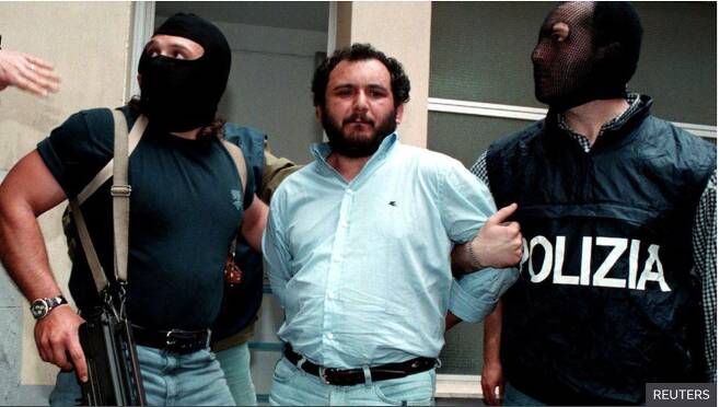 지난 1996년 5월 21일(현지시간) 이탈리아 팔레르모 경찰에 검거돼 경찰서를 나와 교도소로 향하는 시칠리아 마피아 보스 지오반니 브루스카의 모습.로이터 자료사진 연합뉴스