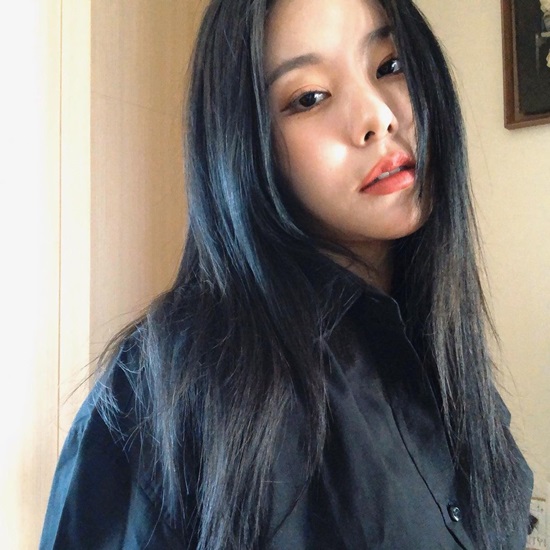 MAMAMOO Wheein has released the All Black Selfie and promoted a new song to be released today (on Sunday).On the 2nd, MAMAMOO Wheein posted a picture on his Instagram with an article entitled What...? MAMAMOO new song comes out at 6 pm today ..? I have to wait.The photo released on the day showed Wheein, who showed off her chicness in a black shirt, and the deadly eyes of Wheein, who had black hair, attract attention.Wheein said: 6/02 . 6PM .MAMAMOO - Where are we now , raising expectations for MAMAMOOs new song to be released at 6 pm today (2nd).On the other hand, MAMAMOO will release a new mini album WAW through various music sites at 6 pm on the 2nd.The title song Where Are We Now is the first ballad title song that MAMAMOO will show after its debut.Photo: Wheein Instagram