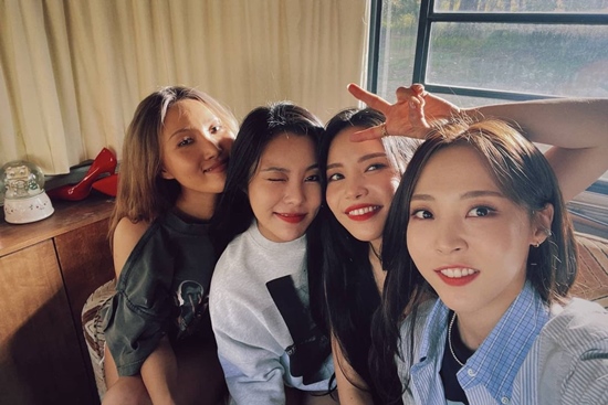 Hwasa has released a photo of his group MAMAMOOs Reversal Story charm.Hwasa posted several photos on his instagram on the 2nd, along with an article entitled Where are we now released at 6 pm today.The photo released by Hwasa shows the complete MAMAMOO.Moonbyul, Solar, Wheein and Hwasa are posing with a lively look staring at the camera.In the photo, MAMAMOOs Reversal Story charm, which covers the blanket and takes a free rest in the world, makes a laugh.On the other hand, MAMAMOO will release a new mini album WAW through various music sites at 6 pm on the 2nd.Photo: Hwasa Instagram