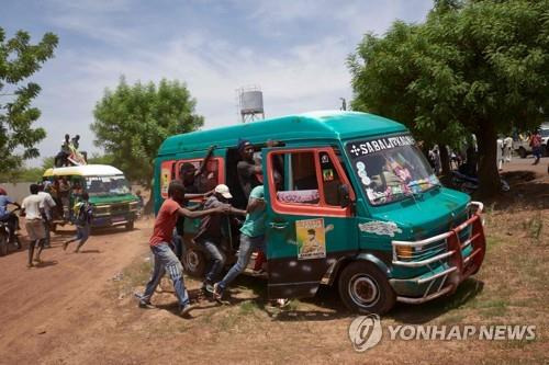 지난달 31일 가나 아크라에서 돌아오는 새 임시 대통령 고이타를 환영하는 지지자들 [AFP=연합뉴스]