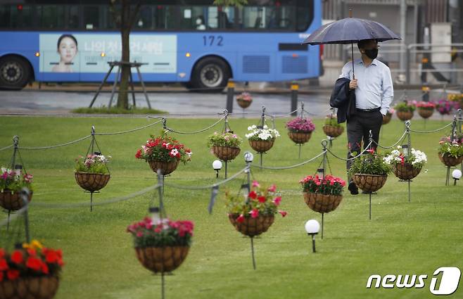 비가 내린 지난달 28일 오전 서울 중구 서울시청광장일대에 우산을 쓴 한 시민이 출근을 하고 있다. 2021.5.28/뉴스1 © News1 권현진 기자