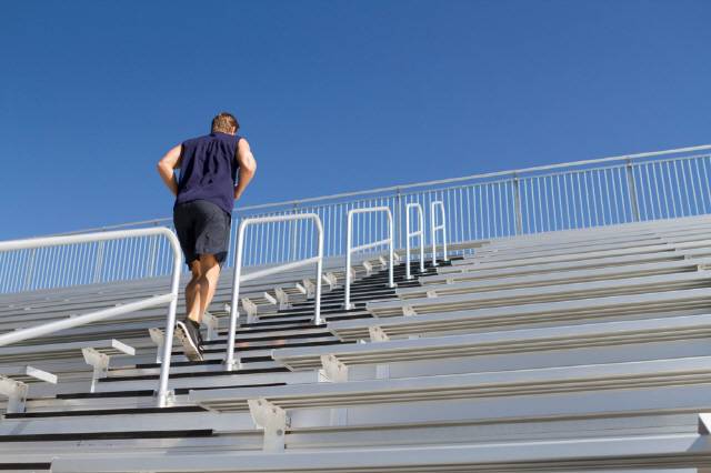 이미 관절염이 있거나 심장이 안 좋은 사람은 계단오르기 운동을 안 하는 게 좋다./클립아트코리아