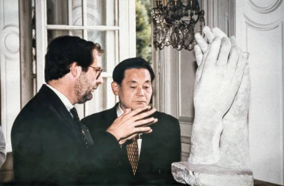 1996년 로댕미술관에서 작품을 관람하고 있는 이건희 회장과 당시 로댕미술관장 자크 빌랭. [사진 이호재]