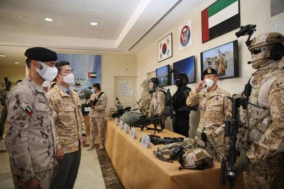 지난 3월 24일(현지시간) 아랍에미리트(UAE)를 방문한 서욱 국방장관이 현지에 파병된 아크부대에서 사이드 라쉬드 알 셰히 UAE 육군 소장(왼쪽)과 함께 전시된 '워리어 플랫폼' 장비를 확인하고 있다. [뉴스1]