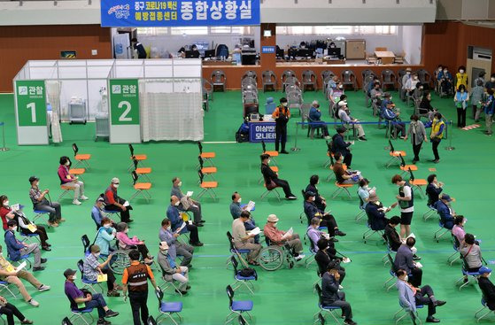 1일 대전의 한 예방접종센터에서 의료진에게 백신을 접종 받은 어르신들이 이상반응 관찰을 위해 잠시 휴식하고 있다. 프리랜서 김성태