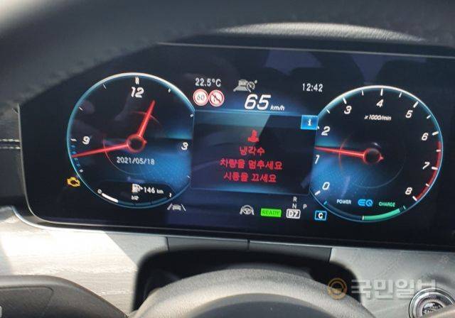 벤츠 E350에서 주행 중 냉각수 경고등이 계기판에 들어온 모습. 해당 차주는 배터리 결함 문제로 3개월 동안 배터리 교체 2번, 정비소 입고 4번을 경험하면서 운전대를 잡을 때마다 두려움에 떨어야 했다. 차주 제공