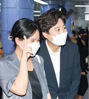 이준석(오른쪽) 국민의힘 당 대표 경선 후보가 2일 부산 서면 지하상가에서 퇴근길 시민과 포즈를 취하고 있다. 연합뉴스