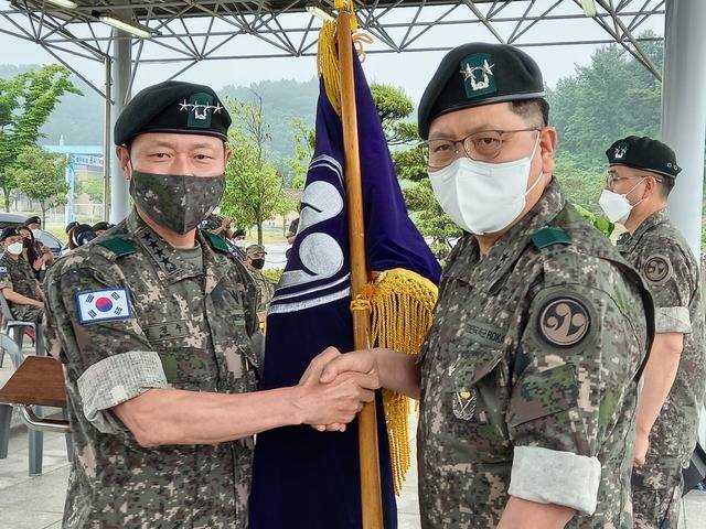 [함안=뉴시스] 김기진 기자 =3일 오후 육군 39사단 권대원 신임 사단장(오른쪽)이 김정수 2작전사령관으로부터 부대기를 이양 받고 있다. 2021.06.03. (사진=39사 제공) photo@newsis.com *재판매 및 DB 금지