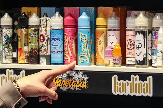 - 보건복지부와 식품의약품안전처가 12일 미국에서 급성 중증 폐질환을 일으킨 액상형 전자담배 성분 분석 결과를 발표했다. 서울의 한 전자담배 매장 매대에 액상형 전자담배가 진열돼 있다.뉴스1