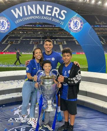 티아고 실바와 가족들. 출처|‘이사벨 다 실바 인스타그램’ 캡처