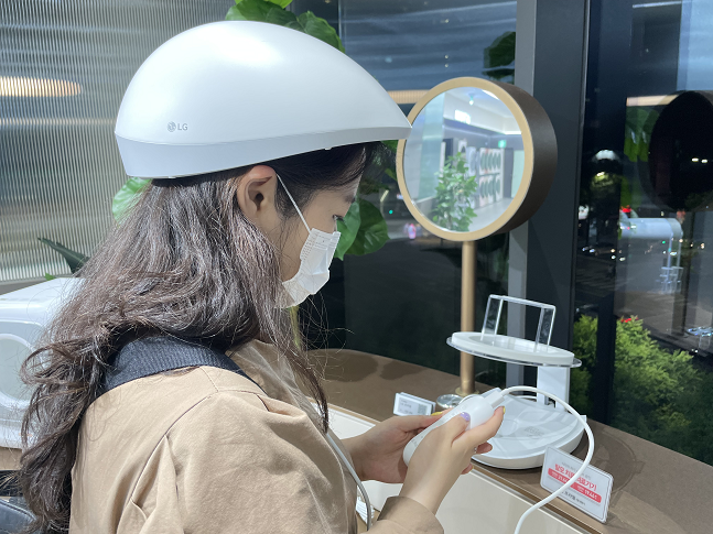 LG베스트샵에서 LG 프라엘 메디헤어 제품을 짧게 테스트해봤다. /사진=백유진 기자 byj@