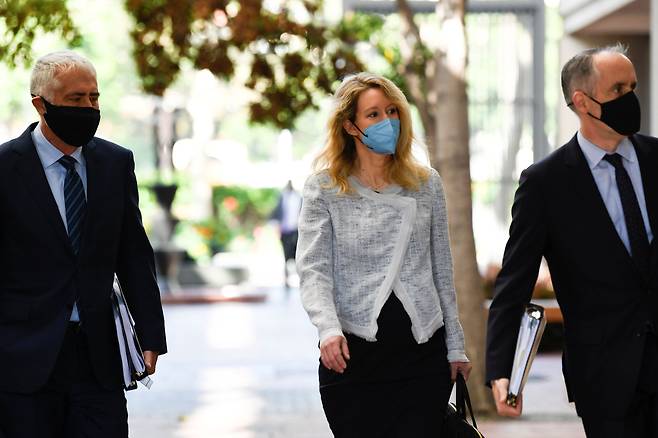 지난 5월 4일 산호세 법원에 출석하는 엘리자베스 홈즈. /로이터 연합뉴스