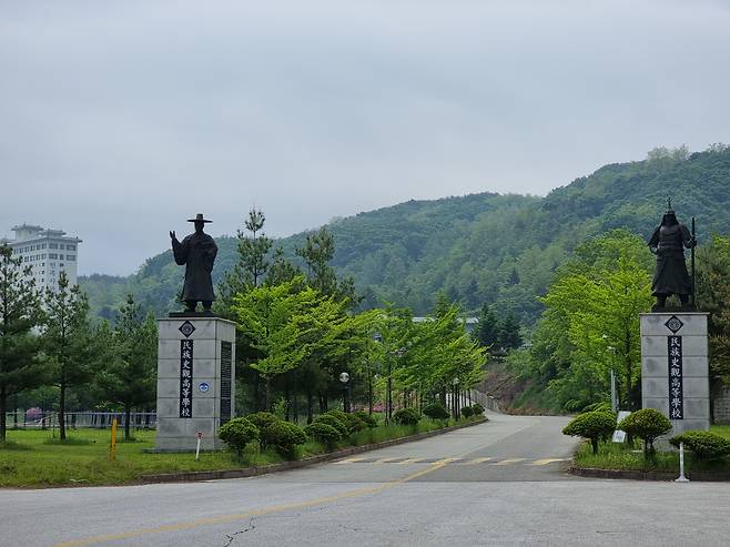 민사고 정문에는 오른쪽에 충무공 이순신, 왼쪽에 다산 정약용의 동상이 서 있다. 민사고가 지향하는 인재상이다. /최원우 기자