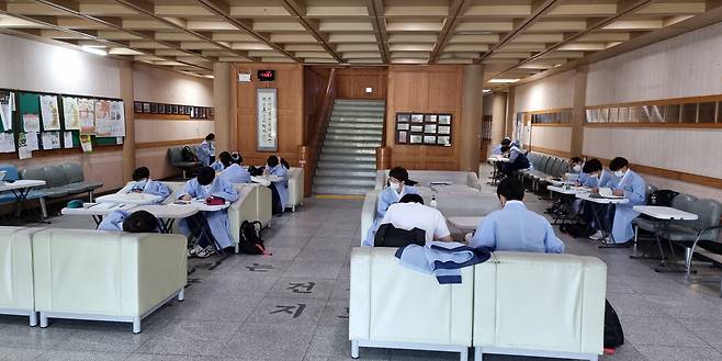 쉬는 시간 짬을 내서 교육관 복도에서 공부 중인 민사고 재학생들. /최원우 기자