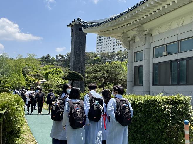 지난달 24일 강원도 횡성 민족사관고에서 한복을 입은 재학생들이 오전 수업을 마치고 점심식사를 하러 교내식당으로 가고 있다. /최원우 기자