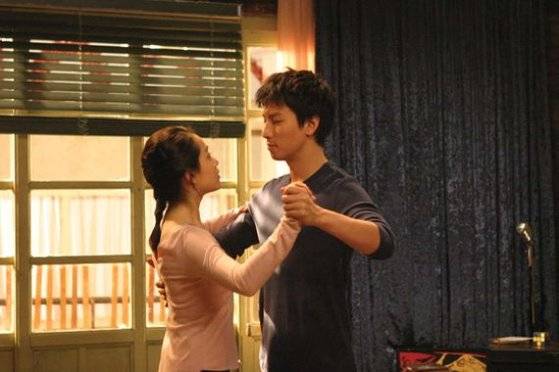 불법 입국한 조선족 여인이 댄스 선수와 위장 결혼해 댄스를 배우는 줄거리의 영화 '댄서의 순정'. [사진 댄서의 순정 스틸]