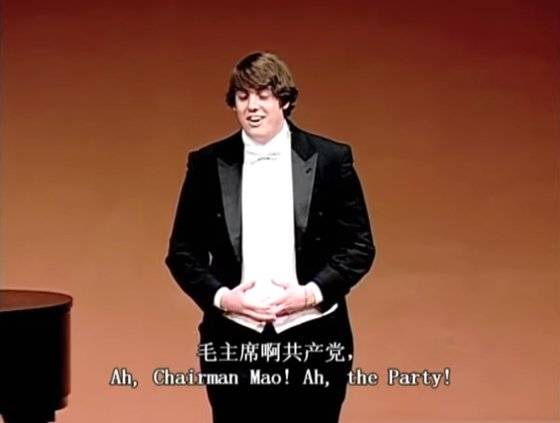 한 미국 미시간대 학생이 중국 공산당을 찬양하는 노래를 부르고 있다. 다큐 ‘공자라는 미명 하에’ 캡처