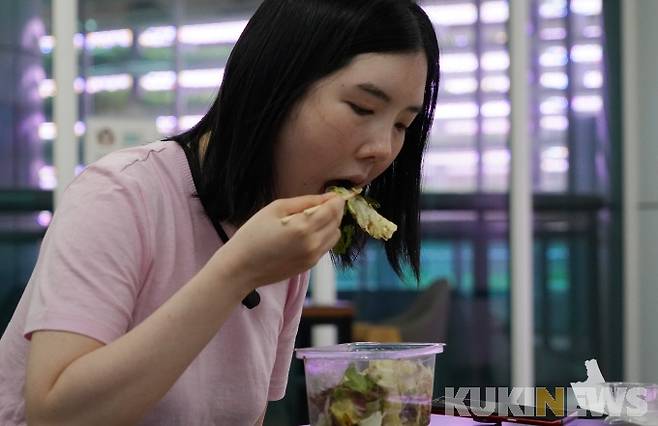 메트로팜에 방문한 마주영 씨가 팜카페에서 갓 수확한 작물로 만든 샐러드를 맛보고 있다.