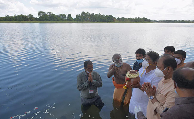 인도, 코로나19 사망자 시신 1200구 화장해 강물에 수장