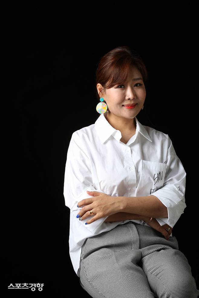 탈북 가수 노수현이 26일 스포츠경향과 인터뷰에 앞서 포즈를 취하고 있다. |정지윤 선임기자