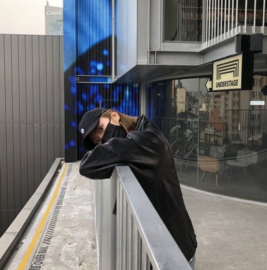 Uee boasted a perfect cowpaw.On the 4th, Uee released a picture on his Instagram without any phrase.The photo shows Uee staring at the camera leaning on Handrail.Uee recently attracted attention by boasting a small face and a slim Bodie line that is so small that it is said that 8kg Yo-Yo came due to the aftereffects of Bodie profile.Meanwhile, Uee turned to Actor after leaving the group after school in 2017; she recently appeared on TVN On and Off to reveal her healthy current status.Photo: Uee Instagram