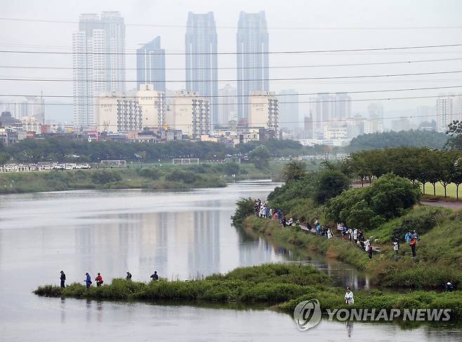 지난 2015년 9월 6일 울산 태화강 신삼호교 부근에서 제5회 울산시장배 전국 배스 낚시대회가 열리고 있다.[연합뉴스 자료사진]