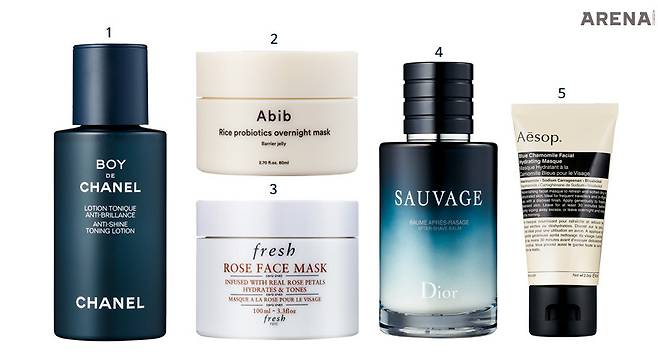 1 피부의 번들거림과 건조함, 면도 후 트러블을 개선해주고 피부 장벽 기능을 강화하는 보이 드 샤넬 안티 샤인 로션 100mL 9만7천원 샤넬 뷰티 제품. 2 영양 가득한 쌀겨 추출물과 락토바실러스가 밤 동안 피부 장벽을 케어하고 부드러운 피부결로 가꾸는 라이스 프로바이오틱스 오버나이트 마스크 베리어 젤리 80mL 2만8천원 아비브 제품. 3 퓨어 로즈워터와 리얼 장미 꽃잎을 함유하여 보습, 진정 및 토닝 효과를 제공하는 시원한 젤 타입의 로즈 페이스 마스크 100mL 8만원 프레쉬 제품. 4 민감한 피부를 부드럽게 진정시키고, 피부에 촉촉한 수분감을 선사하며 남성미 돋보이는 잔향으로 데일리 그루밍 루틴을 완성시켜주는 소바쥬 애프터 쉐이브 밤 100mL 7만8천원 디올 제품. 5 피부 진정, 영양 공급에 효과적인 식물성 성분이 즉각 수분을 공급하는 동시에 부드럽고 생기 있게 피부를 가꾸어주는 블루 카모마일 페이셜 하이드레이팅 마스크 60mL 6만5천원 이솝 제품.