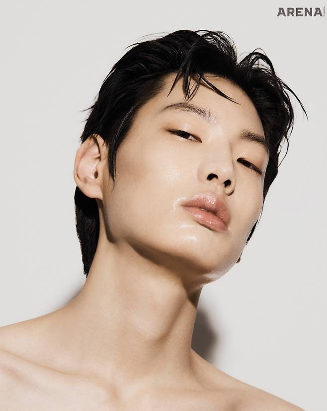 피부 전체에 곱게 펴 바른, 매끈한 수분막을 형성하여 피부를 촉촉하고 부드럽게 가꿔주는 이드랑스 하이드레이팅 아쿠아 크림-인-젤 50mL 3만원 아벤느 제품.