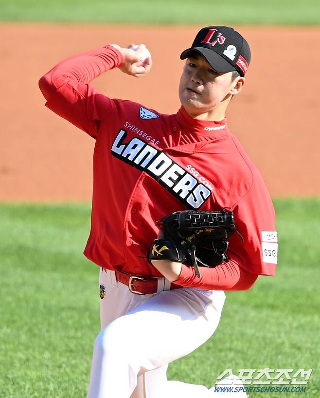 2021 KBO리그 SSG 랜더스와 두산 베어스의 경기가 5일 잠실구장에서 열렸다. SSG 선발투수 양선률이 힘차게 공을 던지고 있다. 잠실=허상욱 기자 wook@sportschosun.com/2021.06.05/