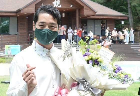 지난달 31일 오전 울산대공원에서 울산 출신의 트로트 가수 박군이 울산시 홍보대사 위촉식이 끝난 뒤 포즈를 취하고 있다. 뉴시스