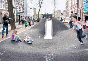 네덜란드 암스테르담시가 보도 폭을 확보해 만든 놀이공간. 길을 걷 다보면 난데없이 이런 놀이터가 나온다. [사진 carve]