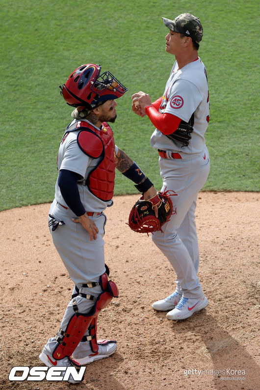 [사진] 세인트루이스의 김광현(오른쪽)과 야디에르 몰리나. ⓒGettyimages(무단전재 및 재배포 금지)