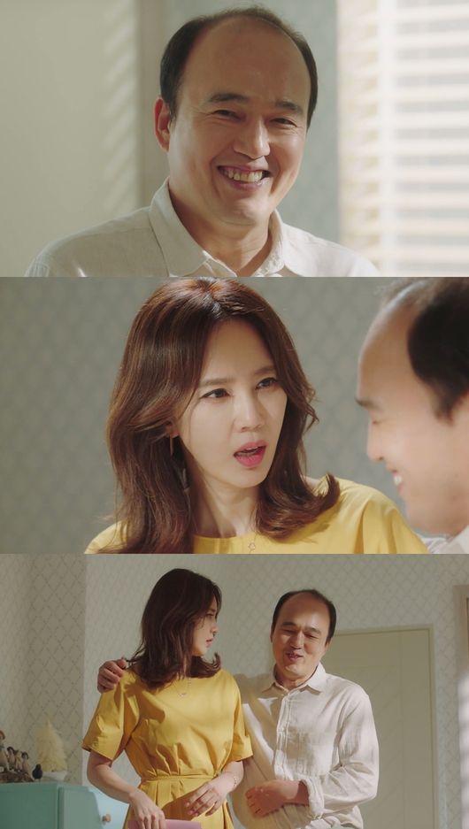 Oh Hyun-kyung and Kim Kwang-kyu, who started a full-scale love affair, react to the drama and the drama.In the final episode of TV CHOSUN Sunday Home Drama Whats Family (director Lee Chae-seung, playwright Baek Ji-hyun, and Oh Eun-ji) which will be broadcast on the 6th, Kim Kwang-kyu will transform into a romanticist for Oh Hyon-kyoong only.Kim Kwang-kyu and Oh Hyun-kyung confirmed each others hearts and liquidated their relationship with their sister for decades.Especially, Shim Jinhwa appeared as the manager of Kim Kwang-kyu, and Oh Hyun-kyung felt jealous and sad in the atmosphere of two cheerful people.On the other hand, Kim Kwang-kyu also rarely opened his mind to his endless expression of affection, and after experiencing various emotional changes, the two showed up their candid feelings and raised the jiSoo of the house theater.This weeks broadcast will feature a real-life love story of Kim Kwang-kyu and Oh Hyun-kyung.Prior to this, the photo released on the 5th (Today) shows two people showing a stark difference in their facial expressions, drawing attention.Kim Kwang-kyu is smiling with a smile and can not take his gaze off Oh Hyun-kyung, and he blows a shrill word with his distinctive voice.Especially, I will enjoy the dreamy moment by emitting the moonlighting charm for Oh Hyun-kyung only.On the other hand, Oh Hyun-kyung captivates the eye with such a Kim Kwang-kyu frowning.She constantly looks around even in a situation where she is alone, and the depth of water is getting thicker on her face.In addition, unlike Kim Kwang-kyu, who embraces her shoulder with a shy smile, Oh Hyun-kyung takes a stiff posture as if it is uncomfortable, raising questions about whether the two can meet a happy ending.I am more excited about the charm of Kim Kwang-kyu, who transformed into a romantic for Oh Hyun-kyung, and what kind of change of heart has come to Oh Hyun-kyung.songari media provision