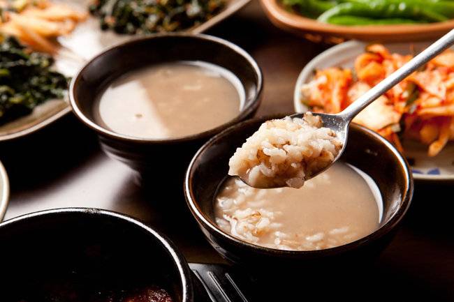 보리밥으로 누룽지를 만들어 끓여 먹으면 보리차에 쌀밥을 말아 먹는 것처럼 푸근하고 구수한 맛이 난다. [GettyImage]
