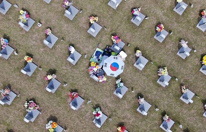 희생자 추모하는 참배객 - 2020.6.5 [대전 김준범 기자]