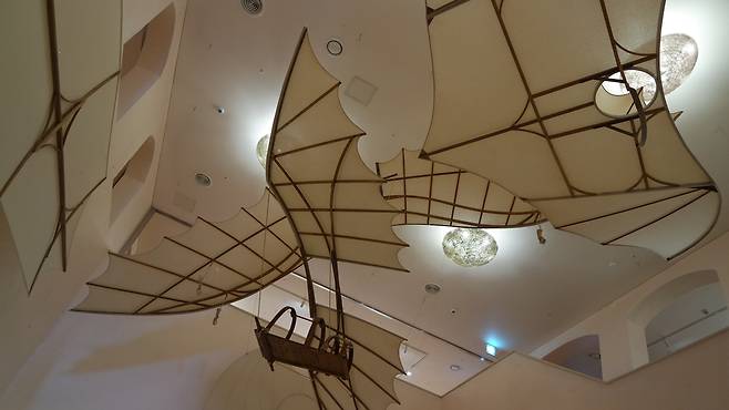 다빈치 전시관에 설치된 전시품 레오나르도 다빈치의 설계도를 바탕으로 제작한 비행기.