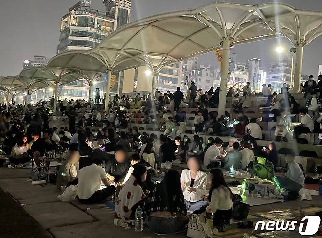 자정이 넘어 불이  꺼진 부산 수영구 민락수변공원 모습.2021.6.6/ © 뉴스1 이유진 기자